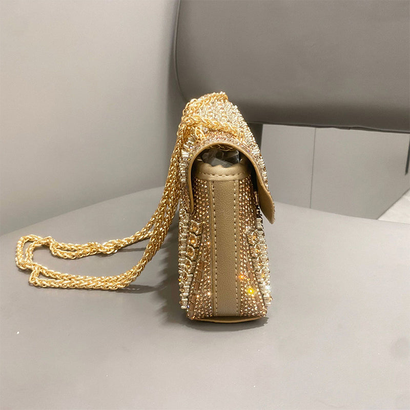 Brilla in serata con questa pochette glamour di strass