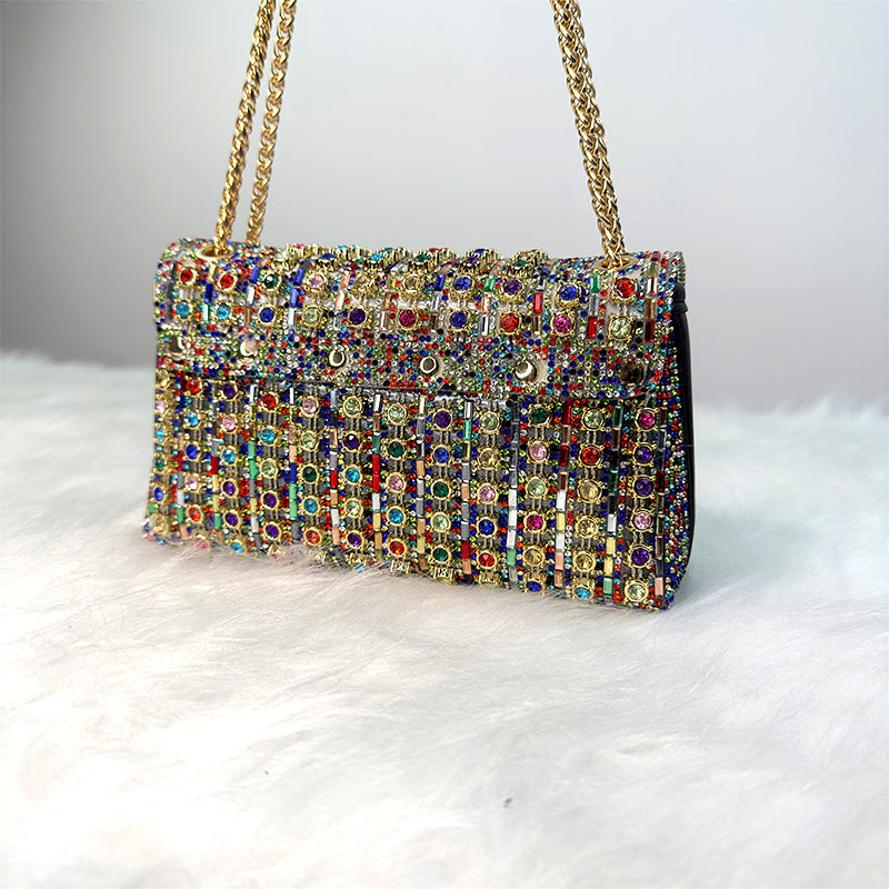 Brilla in serata con questa pochette glamour di strass