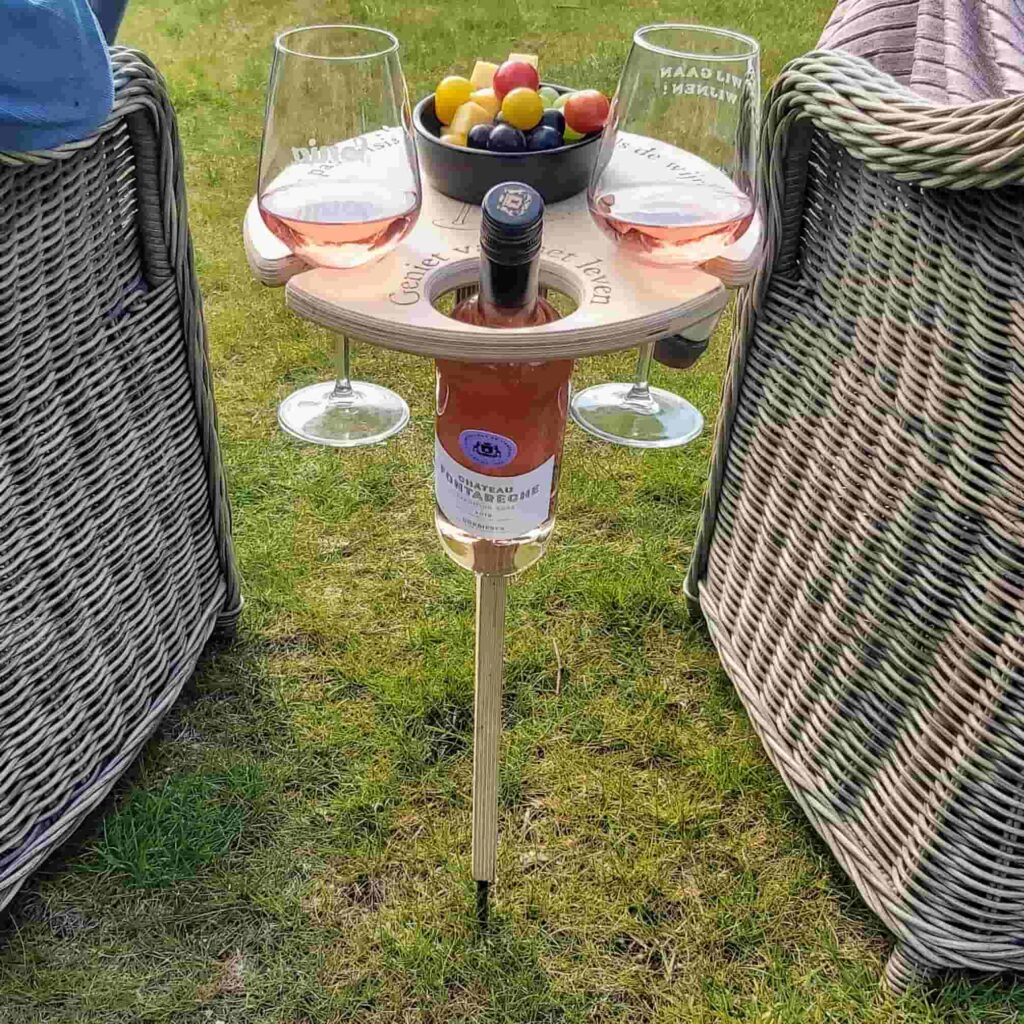 Mesa portátil para vino y aperitivos perfectos 