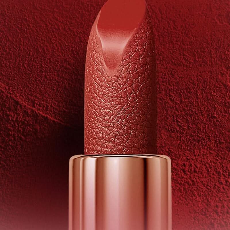 Labios mate rojos en estuche de bolso de mano elegante 