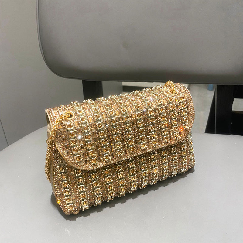 Brilla in serata con questa pochette glamour di strass 