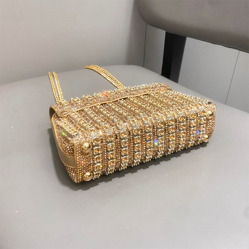 Brilla in serata con questa pochette glamour di strass 
