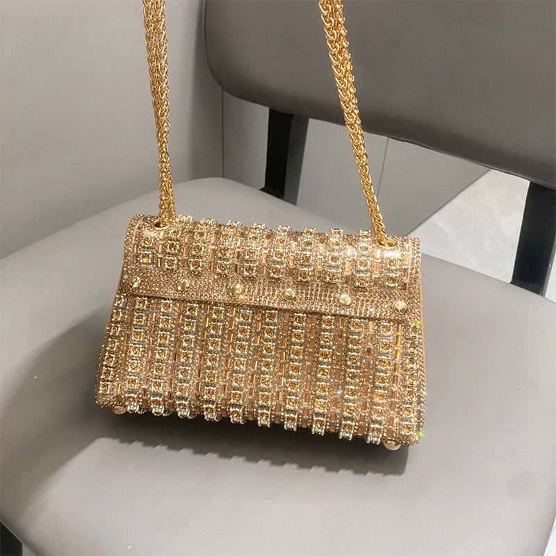 Brilla in serata con questa pochette glamour di strass 