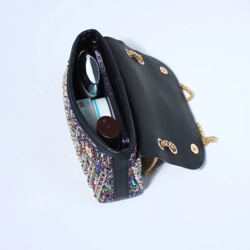 Brilla in serata con questa pochette glamour di strass 