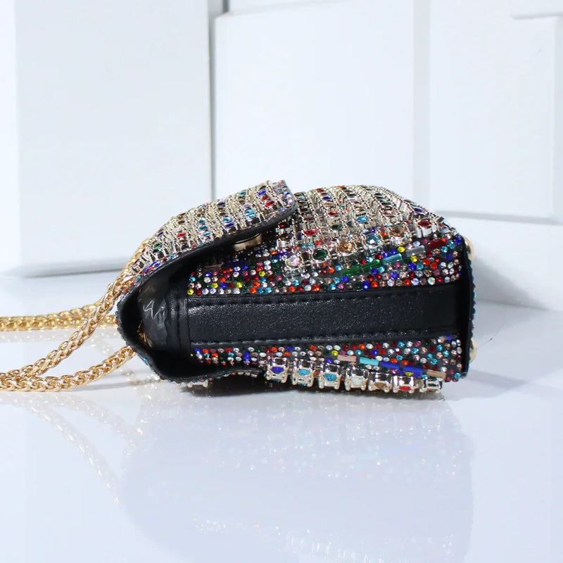 Brilla in serata con questa pochette glamour di strass 
