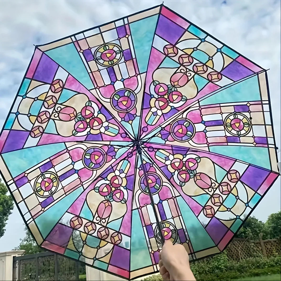 Parapluie vitrail : élégance et protection instantanée