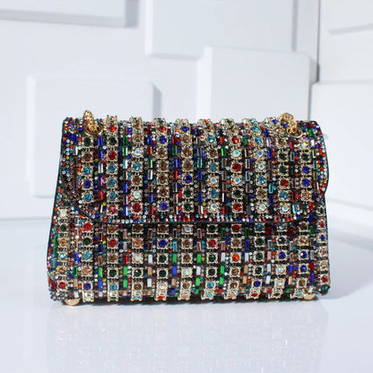 Brilla in serata con questa pochette glamour di strass 